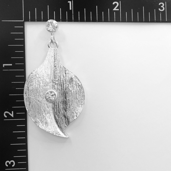 🍀 Leaf Rhinestone Center Drop Earrings - Picture 2 of 2